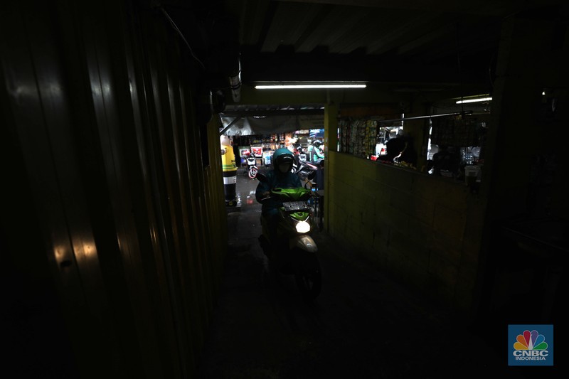 Warga memakirkan motornya di tempat parkir dengan menggunakan sistem parkir susun dengan lift barang di Soul Parking, dikawasan Jakarta, Kamis (17/2/2022). Sistem  parkir susun dengan lift barang  merupakan solusi dalam keterbatasan lahan parkir. (CNBC Indonesia/ Tri Susilo)