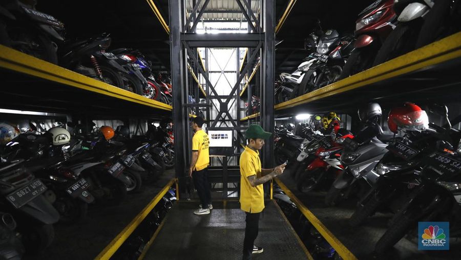 Warga memakirkan motornya di tempat parkir dengan menggunakan sistem parkir susun dengan lift barang di Soul Parking, dikawasan Jakarta, Kamis (17/2/2022). Sistem  parkir susun dengan lift barang  merupakan solusi dalam keterbatasan lahan parkir. (CNBC Indonesia/ Tri Susilo)