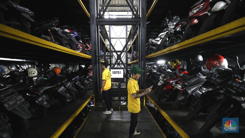 Warga memakirkan motornya di tempat parkir dengan menggunakan sistem parkir susun dengan lift barang di Soul Parking, dikawasan Jakarta, Kamis (17/2/2022). Sistem  parkir susun dengan lift barang  merupakan solusi dalam keterbatasan lahan parkir. (CNBC Indonesia/ Tri Susilo)