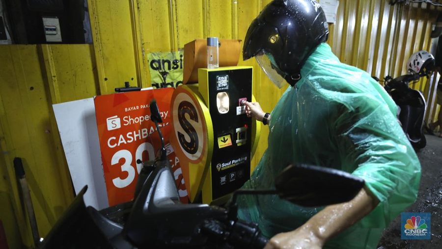 Warga memakirkan motornya di tempat parkir dengan menggunakan sistem parkir susun dengan lift barang di Soul Parking, dikawasan Jakarta, Kamis (17/2/2022). Sistem  parkir susun dengan lift barang  merupakan solusi dalam keterbatasan lahan parkir. (CNBC Indonesia/ Tri Susilo)