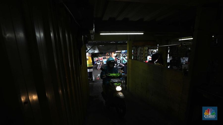 Warga memakirkan motornya di tempat parkir dengan menggunakan sistem parkir susun dengan lift barang di Soul Parking, dikawasan Jakarta, Kamis (17/2/2022). Sistem  parkir susun dengan lift barang  merupakan solusi dalam keterbatasan lahan parkir. (CNBC Indonesia/ Tri Susilo)