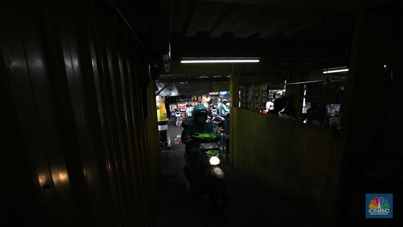 Warga memakirkan motornya di tempat parkir dengan menggunakan sistem parkir susun dengan lift barang di Soul Parking, dikawasan Jakarta, Kamis (17/2/2022). Sistem  parkir susun dengan lift barang  merupakan solusi dalam keterbatasan lahan parkir. (CNBC Indonesia/ Tri Susilo)