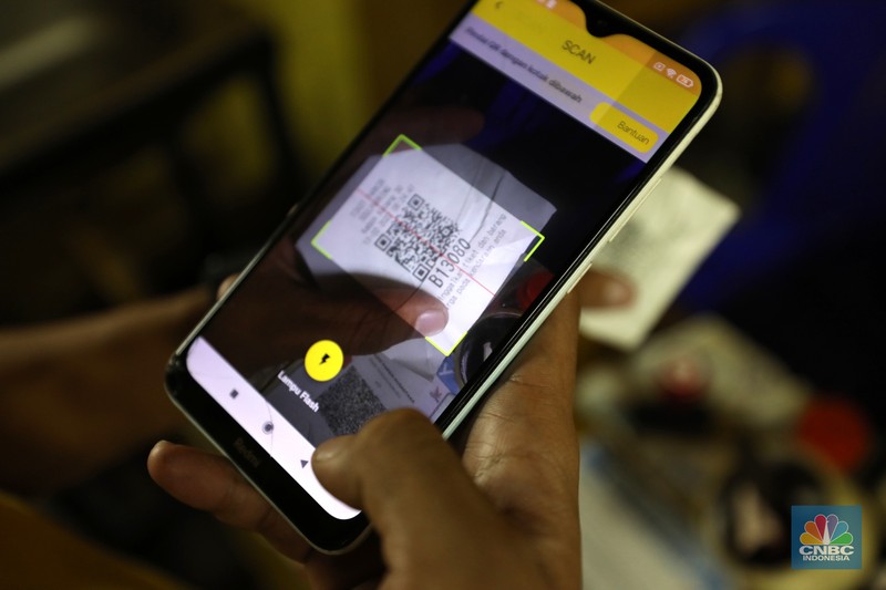 Warga memakirkan motornya di tempat parkir dengan menggunakan sistem parkir susun dengan lift barang di Soul Parking, dikawasan Jakarta, Kamis (17/2/2022). Sistem  parkir susun dengan lift barang  merupakan solusi dalam keterbatasan lahan parkir. (CNBC Indonesia/ Tri Susilo)