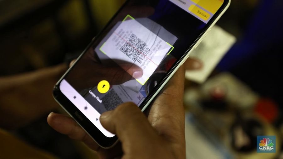 Warga memakirkan motornya di tempat parkir dengan menggunakan sistem parkir susun dengan lift barang di Soul Parking, dikawasan Jakarta, Kamis (17/2/2022). Sistem  parkir susun dengan lift barang  merupakan solusi dalam keterbatasan lahan parkir. (CNBC Indonesia/ Tri Susilo)