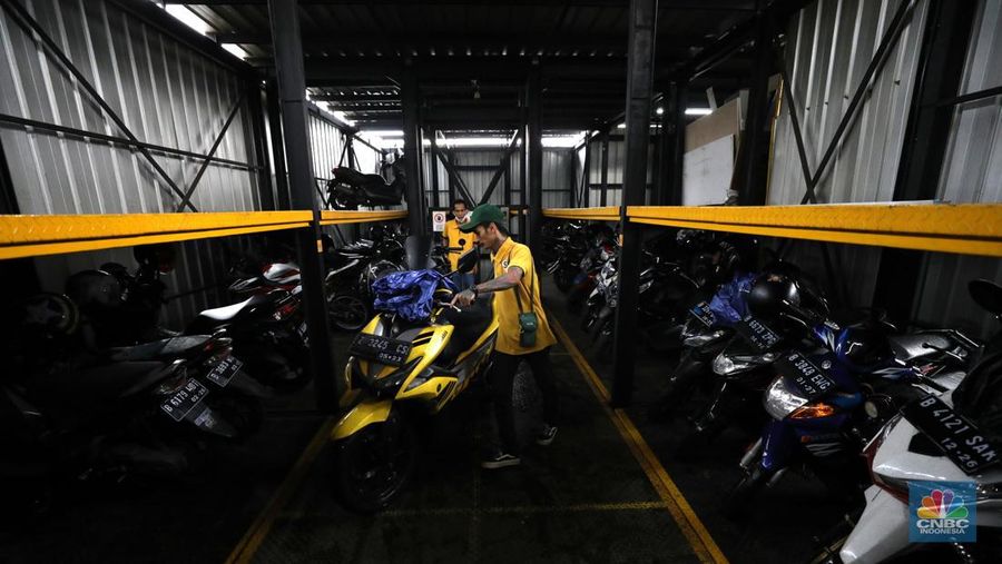 Warga memakirkan motornya di tempat parkir dengan menggunakan sistem parkir susun dengan lift barang di Soul Parking, dikawasan Jakarta, Kamis (17/2/2022). Sistem  parkir susun dengan lift barang  merupakan solusi dalam keterbatasan lahan parkir. (CNBC Indonesia/ Tri Susilo)
