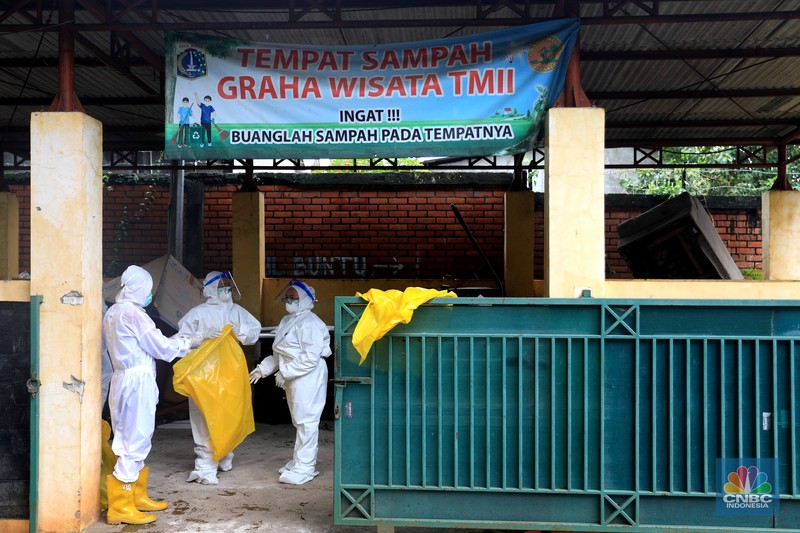 Tenaga medis mengantar pasien dengan ambulance saat tiba di Graha Wisata TMII, Jakarta, Kamis, 17/2. Jakarta jadi salah satu daerah yang mencatatkan kenaikan kasus COVID-19.(CNBC Indonesia/ Muhammad Sabki)