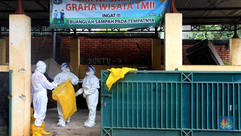 Tenaga medis mengantar pasien dengan ambulance saat tiba di Graha Wisata TMII, Jakarta, Kamis, 17/2. Jakarta jadi salah satu daerah yang mencatatkan kenaikan kasus COVID-19.(CNBC Indonesia/ Muhammad Sabki)