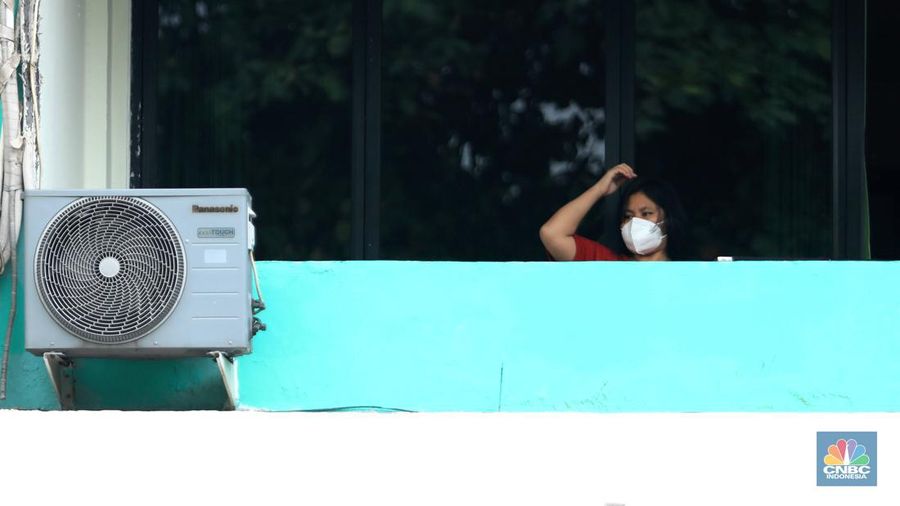 Tenaga medis mengantar pasien dengan ambulance saat tiba di Graha Wisata TMII, Jakarta, Kamis, 17/2. Jakarta jadi salah satu daerah yang mencatatkan kenaikan kasus COVID-19.(CNBC Indonesia/ Muhammad Sabki)