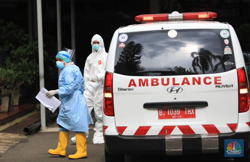 Pasien Covid-19 di Graha Wisata TMII Tenaga medis mengantar pasien dengan ambulance saat tiba di Graha Wisata TMII, Jakarta, Kamis, 17/2. Jakarta jadi salah satu daerah yang mencatatkan kenaikan kasus COVID-19.(CNBC Indonesia/ Muhammad Sabki)