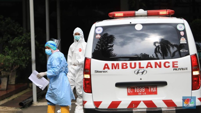Tenaga medis mengantar pasien dengan ambulance saat tiba di Graha Wisata TMII, Jakarta, Kamis, 17/2. Jakarta jadi salah satu daerah yang mencatatkan kenaikan kasus COVID-19.(CNBC Indonesia/ Muhammad Sabki)