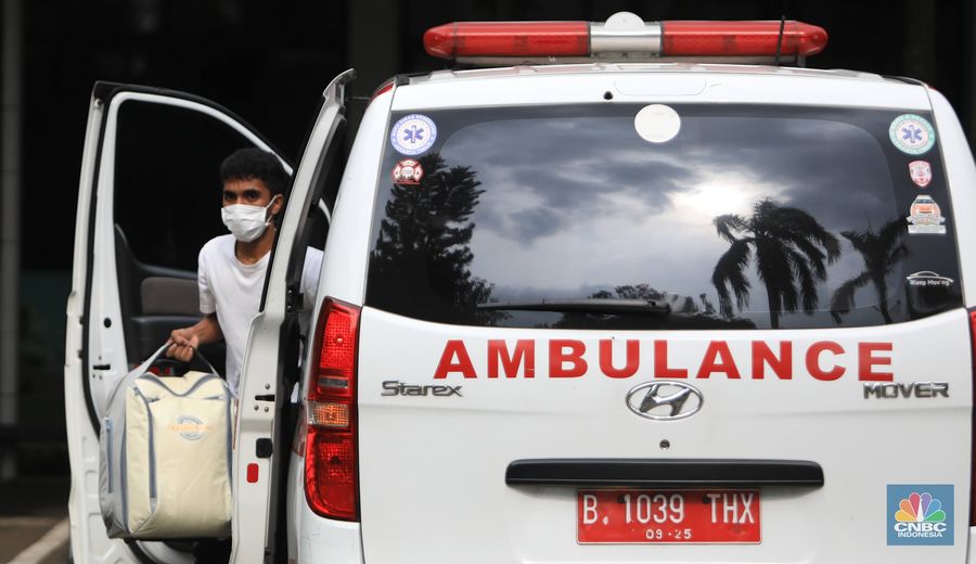 Tenaga medis mengantar pasien dengan ambulance saat tiba di Graha Wisata TMII, Jakarta, Kamis, 17/2. Jakarta jadi salah satu daerah yang mencatatkan kenaikan kasus COVID-19.(CNBC Indonesia/ Muhammad Sabki)