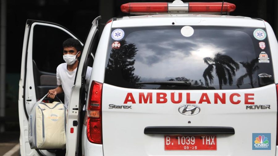 Tenaga medis mengantar pasien dengan ambulance saat tiba di Graha Wisata TMII, Jakarta, Kamis, 17/2. Jakarta jadi salah satu daerah yang mencatatkan kenaikan kasus COVID-19.(CNBC Indonesia/ Muhammad Sabki)