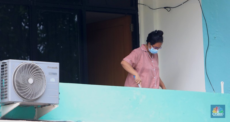 Pasien Covid-19 di Graha Wisata TMII Tenaga medis mengantar pasien dengan ambulance saat tiba di Graha Wisata TMII, Jakarta, Kamis, 17/2. Jakarta jadi salah satu daerah yang mencatatkan kenaikan kasus COVID-19.(CNBC Indonesia/ Muhammad Sabki)