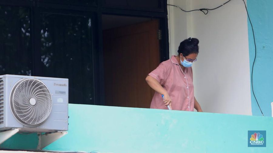 Tenaga medis mengantar pasien dengan ambulance saat tiba di Graha Wisata TMII, Jakarta, Kamis, 17/2. Jakarta jadi salah satu daerah yang mencatatkan kenaikan kasus COVID-19.(CNBC Indonesia/ Muhammad Sabki)