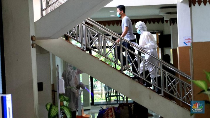 Pasien Covid-19 di Graha Wisata TMII Tenaga medis mengantar pasien dengan ambulance saat tiba di Graha Wisata TMII, Jakarta, Kamis, 17/2. Jakarta jadi salah satu daerah yang mencatatkan kenaikan kasus COVID-19.(CNBC Indonesia/ Muhammad Sabki)