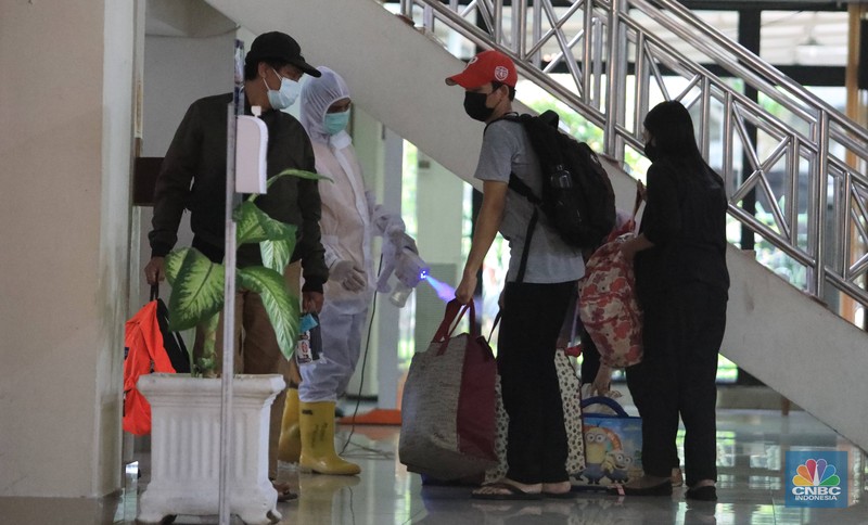 Pasien Covid-19 di Graha Wisata TMII Tenaga medis mengantar pasien dengan ambulance saat tiba di Graha Wisata TMII, Jakarta, Kamis, 17/2. Jakarta jadi salah satu daerah yang mencatatkan kenaikan kasus COVID-19.(CNBC Indonesia/ Muhammad Sabki)