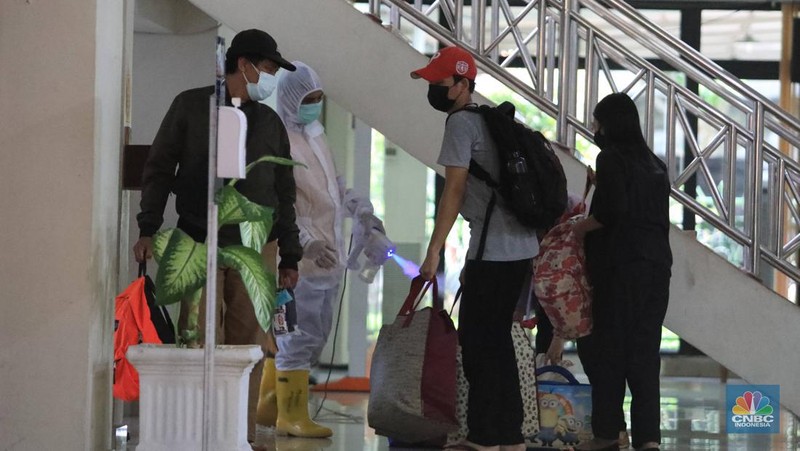 Tenaga medis mengantar pasien dengan ambulance saat tiba di Graha Wisata TMII, Jakarta, Kamis, 17/2. Jakarta jadi salah satu daerah yang mencatatkan kenaikan kasus COVID-19.(CNBC Indonesia/ Muhammad Sabki)