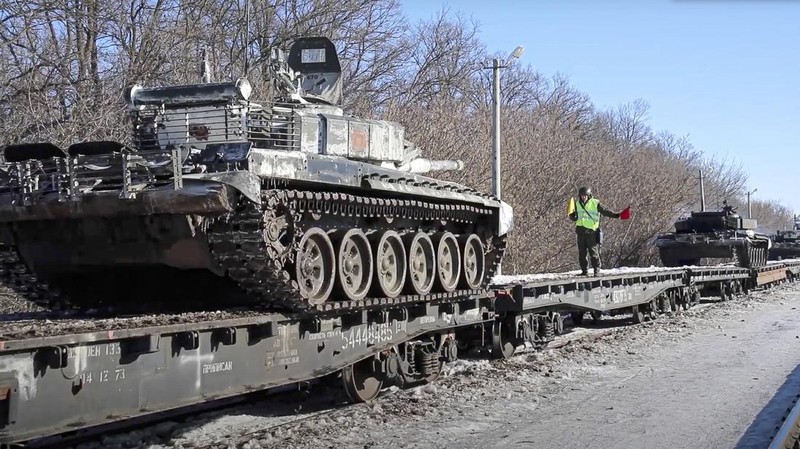 Tank tentara Rusia dimuat ke kereta api pengangkut untuk kembali ke pangkalan permanen mereka setelah latihan di Rusia, Rabu (16/2/2022). Rusia mengatakan akan mengembalikan lebih banyak pasukan dan senjata ke pangkalan, tetapi NATO mengatakan tidak ada tanda-tanda penarikan karena kekhawatiran bahwa Moskow dapat menyerang Ukraina segera bertahan. Rusia telah mengumpulkan sekitar 150.000 tentara di timur, utara dan selatan Ukraina. (Russian Defense Ministry Press Service via AP)