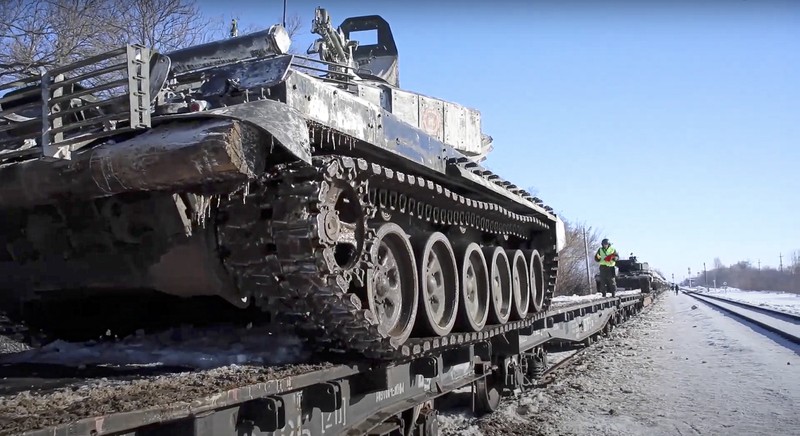 Tank tentara Rusia dimuat ke kereta api pengangkut untuk kembali ke pangkalan permanen mereka setelah latihan di Rusia, Rabu (16/2/2022). Rusia mengatakan akan mengembalikan lebih banyak pasukan dan senjata ke pangkalan, tetapi NATO mengatakan tidak ada tanda-tanda penarikan karena kekhawatiran bahwa Moskow dapat menyerang Ukraina segera bertahan. Rusia telah mengumpulkan sekitar 150.000 tentara di timur, utara dan selatan Ukraina. (Russian Defense Ministry Press Service via AP)