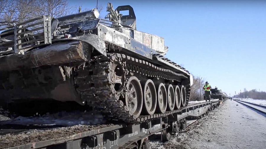 Tank tentara Rusia dimuat ke kereta api pengangkut untuk kembali ke pangkalan permanen mereka setelah latihan di Rusia, Rabu (16/2/2022). Rusia mengatakan akan mengembalikan lebih banyak pasukan dan senjata ke pangkalan, tetapi NATO mengatakan tidak ada tanda-tanda penarikan karena kekhawatiran bahwa Moskow dapat menyerang Ukraina segera bertahan. Rusia telah mengumpulkan sekitar 150.000 tentara di timur, utara dan selatan Ukraina. (Russian Defense Ministry Press Service via AP)