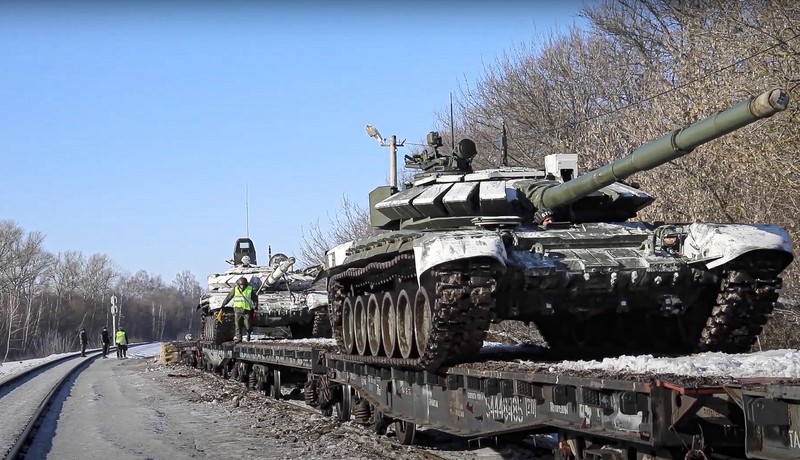 Tank tentara Rusia dimuat ke kereta api pengangkut untuk kembali ke pangkalan permanen mereka setelah latihan di Rusia, Rabu (16/2/2022). Rusia mengatakan akan mengembalikan lebih banyak pasukan dan senjata ke pangkalan, tetapi NATO mengatakan tidak ada tanda-tanda penarikan karena kekhawatiran bahwa Moskow dapat menyerang Ukraina segera bertahan. Rusia telah mengumpulkan sekitar 150.000 tentara di timur, utara dan selatan Ukraina. (Russian Defense Ministry Press Service via AP)