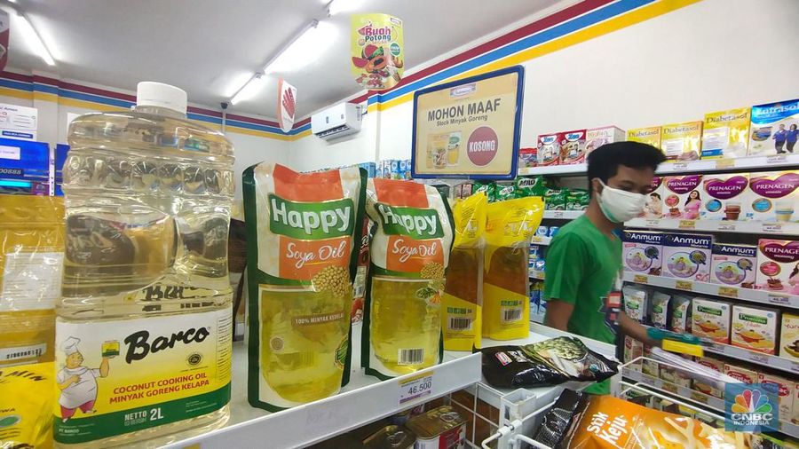 Penjualan di Indomaret Kebon Kacang, Jakarta, Kamis (17/2/2022). (CNBC Indonesia/ Tri Susilo)