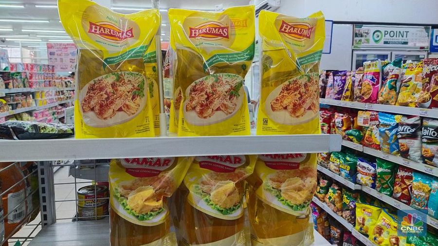 Suasana rak kosong penjualan minyak goreng di Indomaret Panjang Raya, Kebon Jeruk, Jakarta, Kamis (17/2/2022). (CNBC Indonesia/ Tri Susilo)
