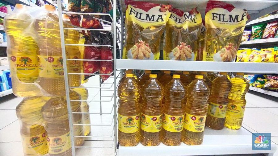 Penjualan di Indomaret Kebon Kacang, Jakarta, Kamis (17/2/2022). (CNBC Indonesia/ Tri Susilo)