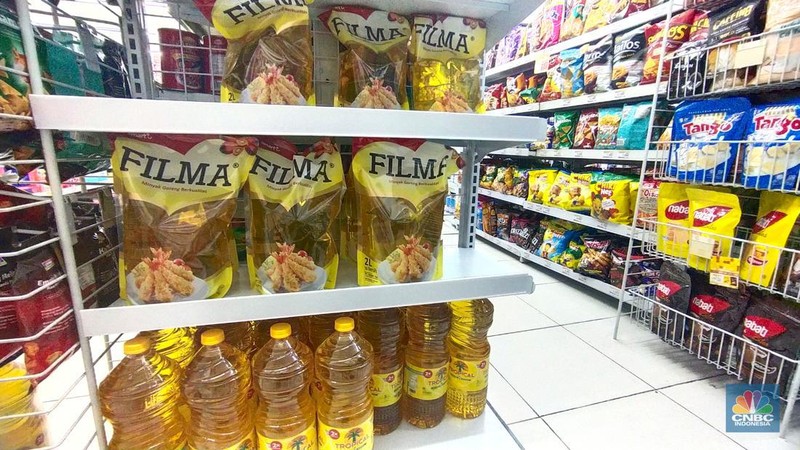 Suasana rak kosong penjualan minyak goreng di Indomaret Panjang Raya, Kebon Jeruk, Jakarta, Kamis (17/2/2022). (CNBC Indonesia/ Tri Susilo)