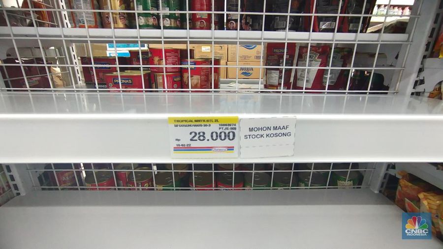 Suasana rak kosong penjualan minyak goreng di Indomaret Panjang Raya, Kebon Jeruk, Jakarta, Kamis (17/2/2022). (CNBC Indonesia/ Tri Susilo)