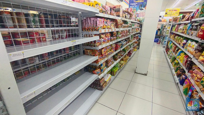 Rak Minyak Goreng di Indomaret Kosong Suasana rak kosong penjualan minyak goreng di Indomaret Panjang Raya, Kebon Jeruk, Jakarta, Kamis (17/2/2022). (CNBC Indonesia/ Tri Susilo)