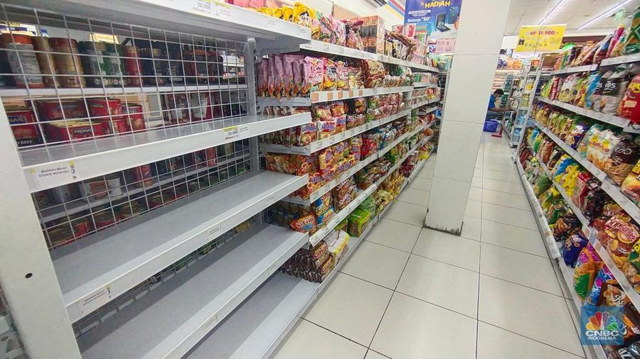 Suasana rak kosong penjualan minyak goreng di Indomaret Panjang Raya, Kebon Jeruk, Jakarta, Kamis (17/2/2022). (CNBC Indonesia/ Tri Susilo)