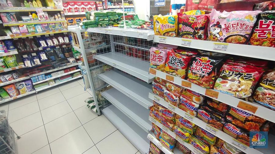 Suasana rak kosong penjualan minyak goreng di Indomaret Panjang Raya, Kebon Jeruk, Jakarta, Kamis (17/2/2022). (CNBC Indonesia/ Tri Susilo)