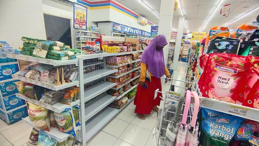 Suasana rak kosong penjualan minyak goreng di Indomaret Panjang Raya, Kebon Jeruk, Jakarta, Kamis (17/2/2022). (CNBC Indonesia/ Tri Susilo)