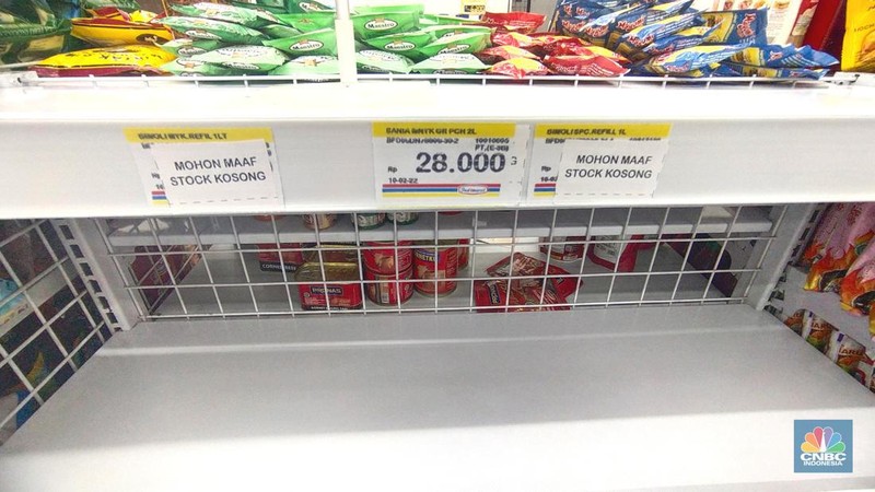 Suasana rak kosong penjualan minyak goreng di Indomaret Panjang Raya, Kebon Jeruk, Jakarta, Kamis (17/2/2022). (CNBC Indonesia/ Tri Susilo)