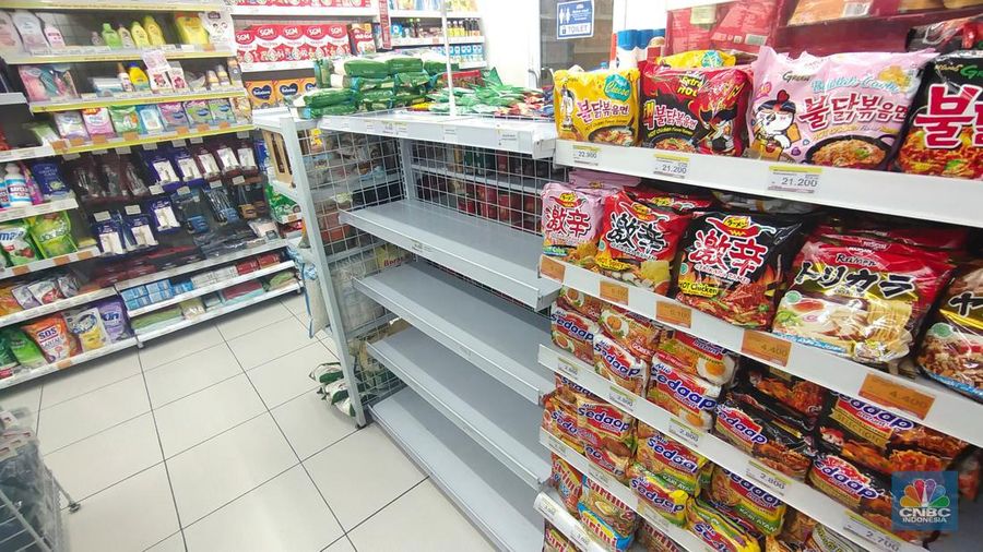 Suasana rak kosong penjualan minyak goreng di Indomaret Panjang Raya, Kebon Jeruk, Jakarta, Kamis (17/2/2022). (CNBC Indonesia/ Tri Susilo)