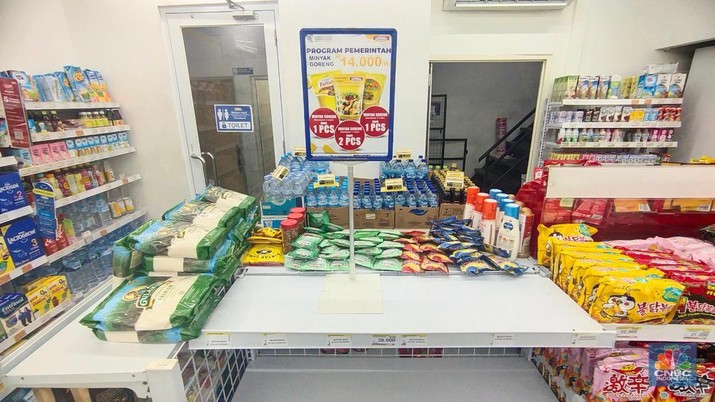 Rak Minyak Goreng di Indomaret Kosong Suasana rak kosong penjualan minyak goreng di Indomaret Panjang Raya, Kebon Jeruk, Jakarta, Kamis (17/2/2022). (CNBC Indonesia/ Tri Susilo)