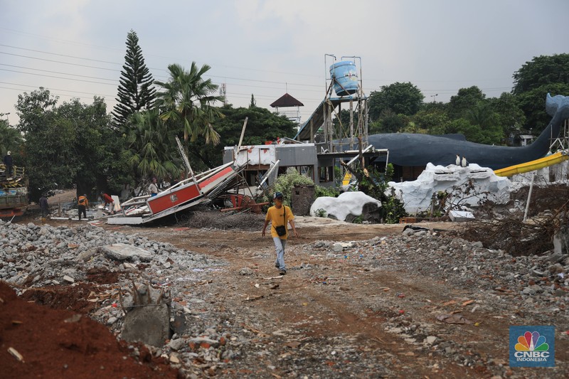 Revitalisasi TMII Pekerja melintas dibawah konstruksi bangunan Teater Keong Emas TMII yang sedang direnovasi di Kawasan TMII, Jakarta, Kamis, 17/2. Pemerintah tengah merenovasi Taman Mini Indonesia Indah (TMII). Direktur Utama In Journey Dony Oskaria, mengatakan renovasi miniatur Indonesia ini ditargetkan selesai pada tahun ini. Dikutip dari berita CNBC Indonesia pada Rabu, 9/2, Direktur Utama In Journey Dony Oskaria, mengatakan renovasi miniatur Indonesia ini ditargetkan selesai pada tahun ini. (CNBC Indonesia/ Muhammad Sabki)