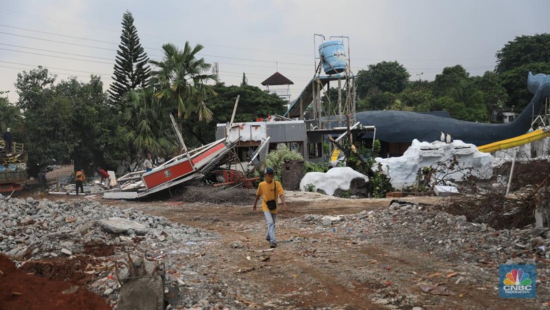 Pekerja melintas dibawah konstruksi bangunan Teater Keong Emas TMII yang sedang direnovasi di Kawasan TMII, Jakarta, Kamis, 17/2. Pemerintah tengah merenovasi Taman Mini Indonesia Indah (TMII). Direktur Utama In Journey Dony Oskaria, mengatakan renovasi miniatur Indonesia ini ditargetkan selesai pada tahun ini. Dikutip dari berita CNBC Indonesia pada Rabu, 9/2, Direktur Utama In Journey Dony Oskaria, mengatakan renovasi miniatur Indonesia ini ditargetkan selesai pada tahun ini. (CNBC Indonesia/ Muhammad Sabki)