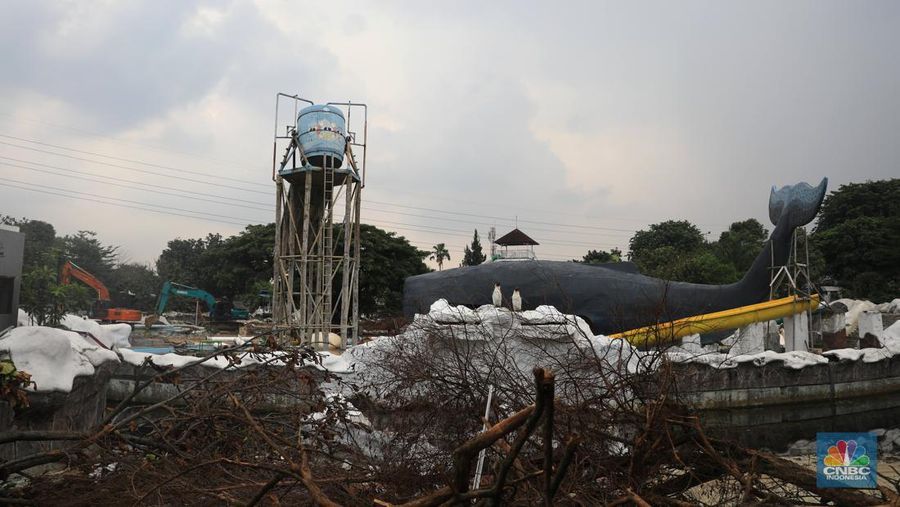 Pekerja melintas dibawah konstruksi bangunan Teater Keong Emas TMII yang sedang direnovasi di Kawasan TMII, Jakarta, Kamis, 17/2. Pemerintah tengah merenovasi Taman Mini Indonesia Indah (TMII). Direktur Utama In Journey Dony Oskaria, mengatakan renovasi miniatur Indonesia ini ditargetkan selesai pada tahun ini. Dikutip dari berita CNBC Indonesia pada Rabu, 9/2, Direktur Utama In Journey Dony Oskaria, mengatakan renovasi miniatur Indonesia ini ditargetkan selesai pada tahun ini. (CNBC Indonesia/ Muhammad Sabki)