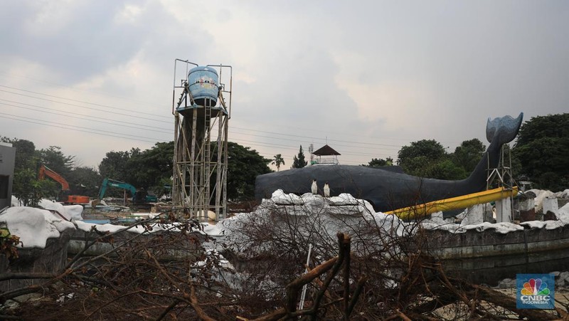Pekerja melintas dibawah konstruksi bangunan Teater Keong Emas TMII yang sedang direnovasi di Kawasan TMII, Jakarta, Kamis, 17/2. Pemerintah tengah merenovasi Taman Mini Indonesia Indah (TMII). Direktur Utama In Journey Dony Oskaria, mengatakan renovasi miniatur Indonesia ini ditargetkan selesai pada tahun ini. Dikutip dari berita CNBC Indonesia pada Rabu, 9/2, Direktur Utama In Journey Dony Oskaria, mengatakan renovasi miniatur Indonesia ini ditargetkan selesai pada tahun ini. (CNBC Indonesia/ Muhammad Sabki)