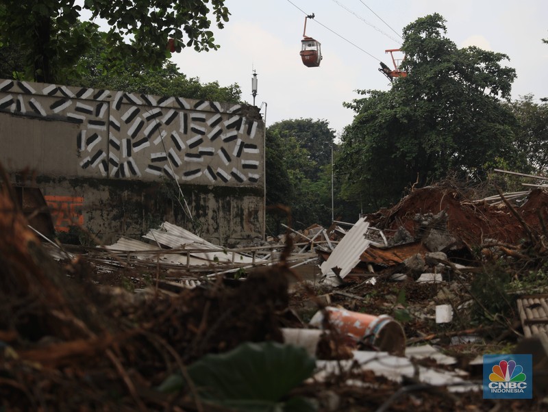Revitalisasi TMII Pekerja melintas dibawah konstruksi bangunan Teater Keong Emas TMII yang sedang direnovasi di Kawasan TMII, Jakarta, Kamis, 17/2. Pemerintah tengah merenovasi Taman Mini Indonesia Indah (TMII). Direktur Utama In Journey Dony Oskaria, mengatakan renovasi miniatur Indonesia ini ditargetkan selesai pada tahun ini. Dikutip dari berita CNBC Indonesia pada Rabu, 9/2, Direktur Utama In Journey Dony Oskaria, mengatakan renovasi miniatur Indonesia ini ditargetkan selesai pada tahun ini. (CNBC Indonesia/ Muhammad Sabki)