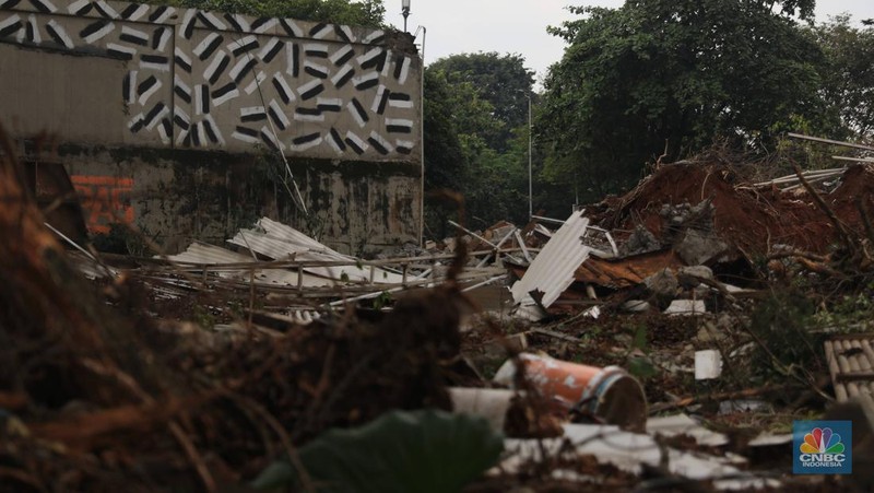 Pekerja melintas dibawah konstruksi bangunan Teater Keong Emas TMII yang sedang direnovasi di Kawasan TMII, Jakarta, Kamis, 17/2. Pemerintah tengah merenovasi Taman Mini Indonesia Indah (TMII). Direktur Utama In Journey Dony Oskaria, mengatakan renovasi miniatur Indonesia ini ditargetkan selesai pada tahun ini. Dikutip dari berita CNBC Indonesia pada Rabu, 9/2, Direktur Utama In Journey Dony Oskaria, mengatakan renovasi miniatur Indonesia ini ditargetkan selesai pada tahun ini. (CNBC Indonesia/ Muhammad Sabki)