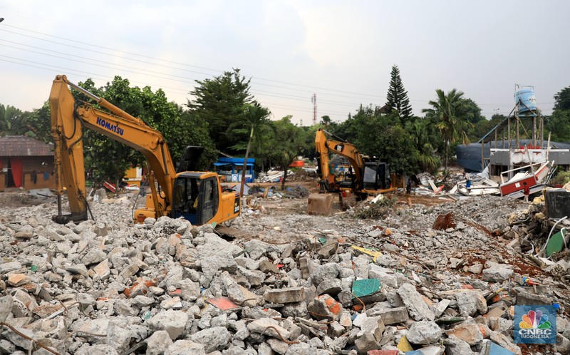 Revitalisasi TMII Pekerja melintas dibawah konstruksi bangunan Teater Keong Emas TMII yang sedang direnovasi di Kawasan TMII, Jakarta, Kamis, 17/2. Pemerintah tengah merenovasi Taman Mini Indonesia Indah (TMII). Direktur Utama In Journey Dony Oskaria, mengatakan renovasi miniatur Indonesia ini ditargetkan selesai pada tahun ini. Dikutip dari berita CNBC Indonesia pada Rabu, 9/2, Direktur Utama In Journey Dony Oskaria, mengatakan renovasi miniatur Indonesia ini ditargetkan selesai pada tahun ini. (CNBC Indonesia/ Muhammad Sabki)