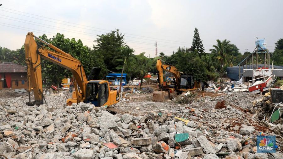 Pekerja melintas dibawah konstruksi bangunan Teater Keong Emas TMII yang sedang direnovasi di Kawasan TMII, Jakarta, Kamis, 17/2. Pemerintah tengah merenovasi Taman Mini Indonesia Indah (TMII). Direktur Utama In Journey Dony Oskaria, mengatakan renovasi miniatur Indonesia ini ditargetkan selesai pada tahun ini. Dikutip dari berita CNBC Indonesia pada Rabu, 9/2, Direktur Utama In Journey Dony Oskaria, mengatakan renovasi miniatur Indonesia ini ditargetkan selesai pada tahun ini. (CNBC Indonesia/ Muhammad Sabki)