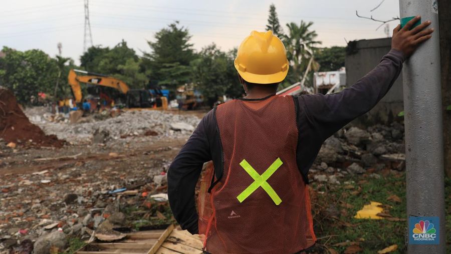 Pekerja melintas dibawah konstruksi bangunan Teater Keong Emas TMII yang sedang direnovasi di Kawasan TMII, Jakarta, Kamis, 17/2. Pemerintah tengah merenovasi Taman Mini Indonesia Indah (TMII). Direktur Utama In Journey Dony Oskaria, mengatakan renovasi miniatur Indonesia ini ditargetkan selesai pada tahun ini. Dikutip dari berita CNBC Indonesia pada Rabu, 9/2, Direktur Utama In Journey Dony Oskaria, mengatakan renovasi miniatur Indonesia ini ditargetkan selesai pada tahun ini. (CNBC Indonesia/ Muhammad Sabki)