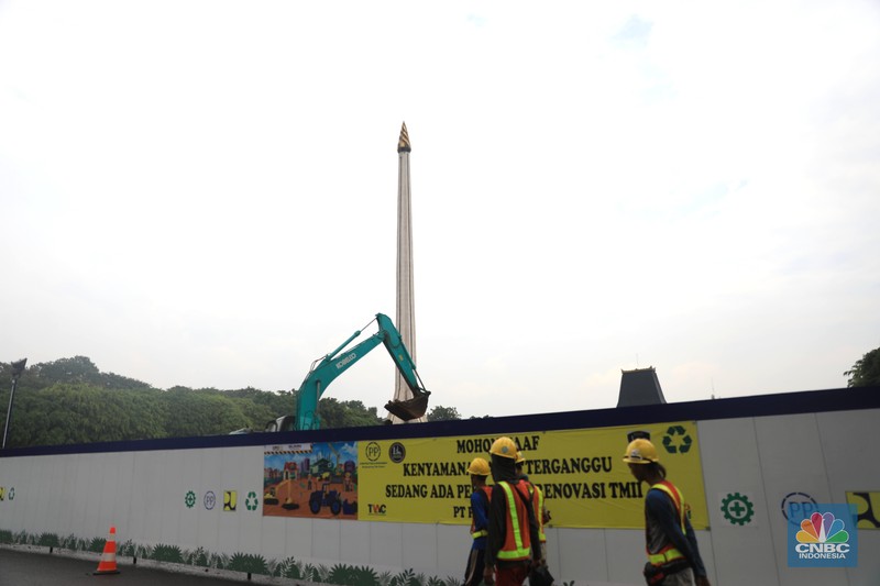 Revitalisasi TMII Pekerja melintas dibawah konstruksi bangunan Teater Keong Emas TMII yang sedang direnovasi di Kawasan TMII, Jakarta, Kamis, 17/2. Pemerintah tengah merenovasi Taman Mini Indonesia Indah (TMII). Direktur Utama In Journey Dony Oskaria, mengatakan renovasi miniatur Indonesia ini ditargetkan selesai pada tahun ini. Dikutip dari berita CNBC Indonesia pada Rabu, 9/2, Direktur Utama In Journey Dony Oskaria, mengatakan renovasi miniatur Indonesia ini ditargetkan selesai pada tahun ini. (CNBC Indonesia/ Muhammad Sabki)