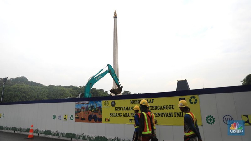 Pekerja melintas dibawah konstruksi bangunan Teater Keong Emas TMII yang sedang direnovasi di Kawasan TMII, Jakarta, Kamis, 17/2. Pemerintah tengah merenovasi Taman Mini Indonesia Indah (TMII). Direktur Utama In Journey Dony Oskaria, mengatakan renovasi miniatur Indonesia ini ditargetkan selesai pada tahun ini. Dikutip dari berita CNBC Indonesia pada Rabu, 9/2, Direktur Utama In Journey Dony Oskaria, mengatakan renovasi miniatur Indonesia ini ditargetkan selesai pada tahun ini. (CNBC Indonesia/ Muhammad Sabki)