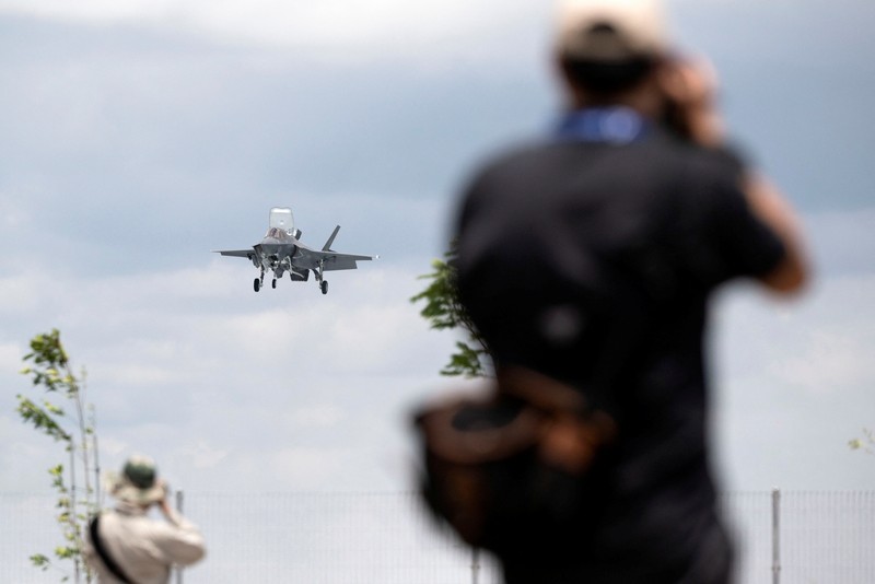 Tim Aerobatic Jupiter TNI AU Singapore Airshow Tim Aerobatic Jupiter TNI AU tampil dalam pertunjukan udara selama Singapore Airshow 2022 di Changi Exhibition Centre di Singapura, Selasa (15/2/2022). (AP Photo/Suhaimi Abdullah)