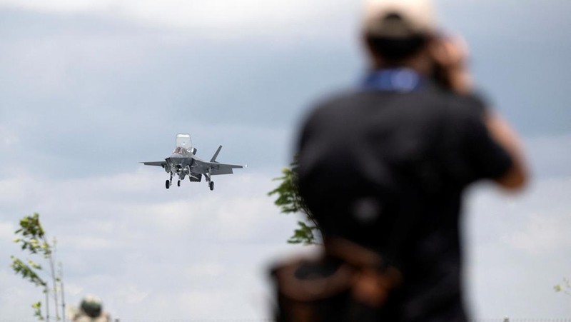 Tim Aerobatic Jupiter TNI AU tampil dalam pertunjukan udara selama Singapore Airshow 2022 di Changi Exhibition Centre di Singapura, Selasa (15/2/2022). (AP Photo/Suhaimi Abdullah)